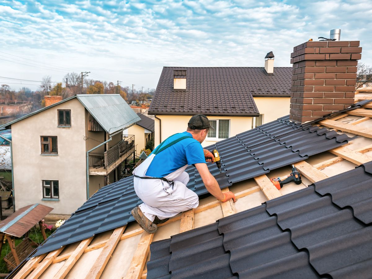 Learn how to find the best roofing contractor in Round Lake. Six essential steps to choosing qualified roofers for your project.